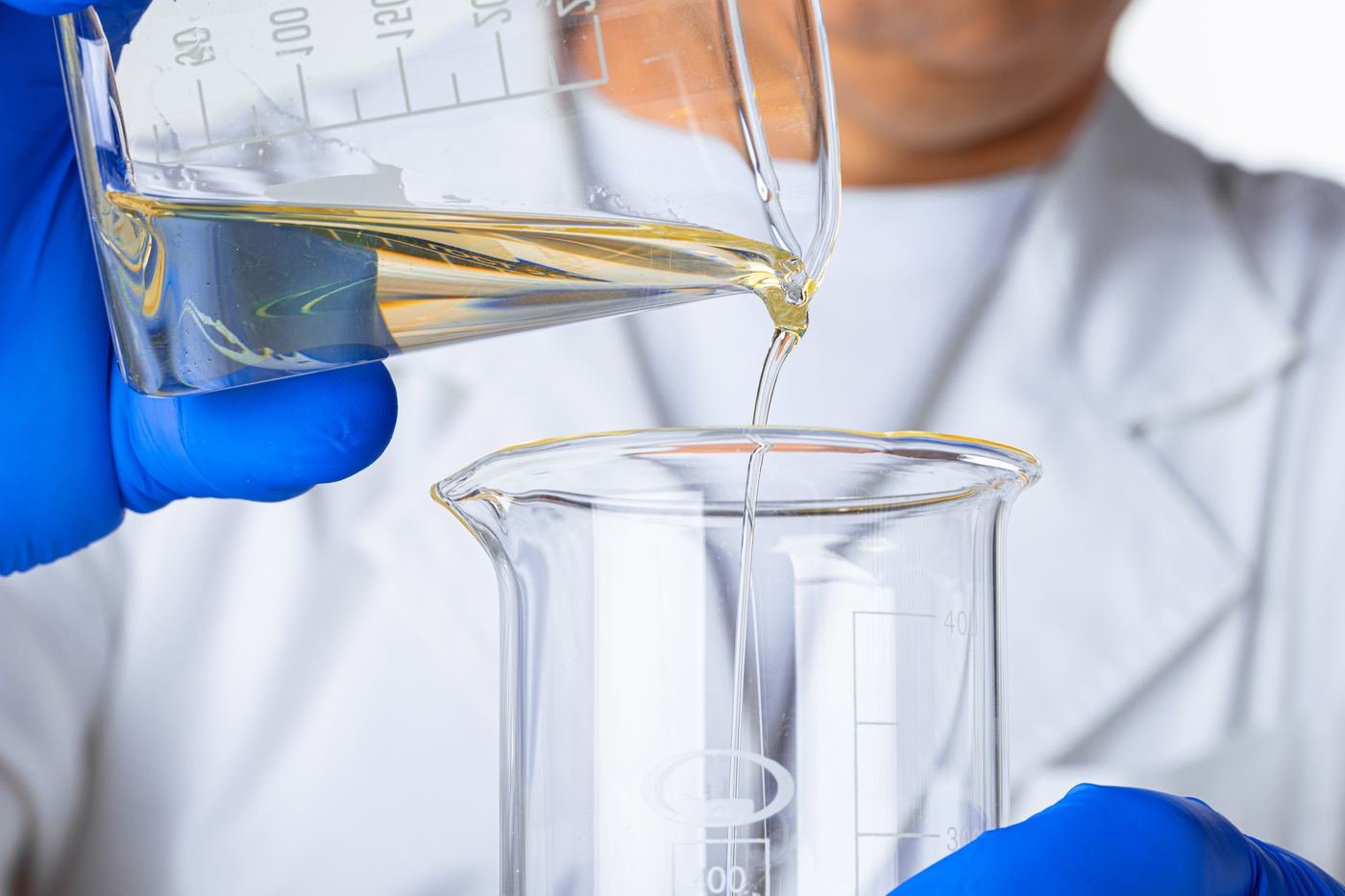 Preparo de ingrediente em laboratório